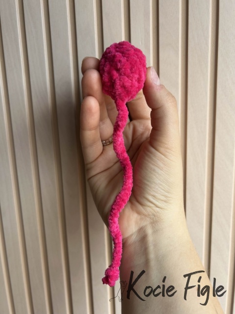 Kocie Figle - Piłeczka grzechotka z ogonkiem - Różowa